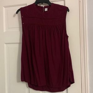 Old Navy Top size Large looks brand new
